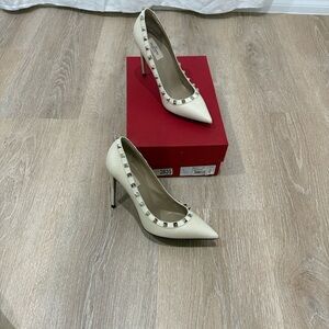 VALENTINO Rockstud Pumps – Ivory Leather – Size 39.5 ✨